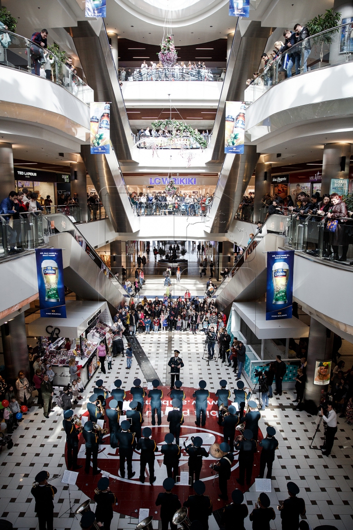 Flashmob într-un centru comercial. Orchestra Prezidențială a felicitat femeile cu ocazia zilei de 8 martie