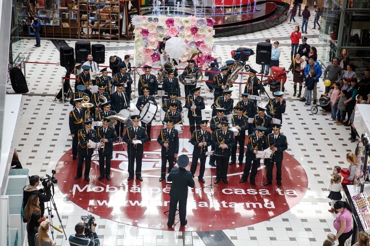 Flashmob într-un centru comercial. Orchestra Prezidențială a felicitat femeile cu ocazia zilei de 8 martie