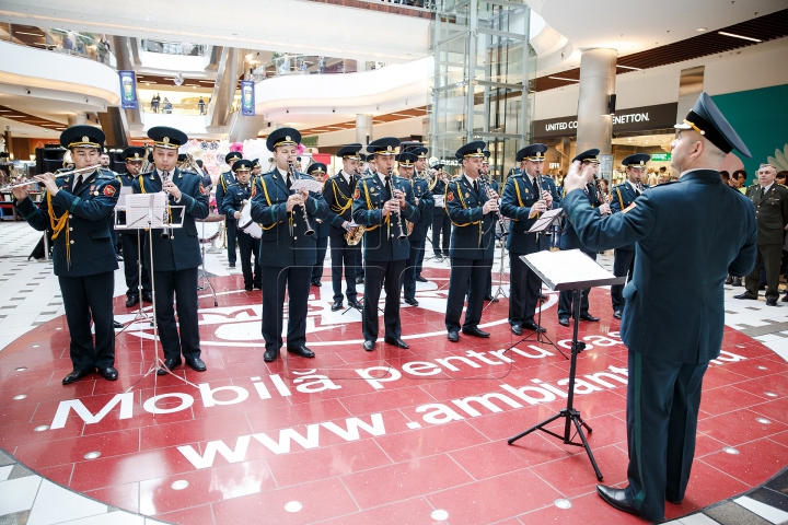 Flashmob într-un centru comercial. Orchestra Prezidențială a felicitat femeile cu ocazia zilei de 8 martie