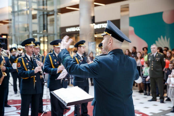 Flashmob într-un centru comercial. Orchestra Prezidențială a felicitat femeile cu ocazia zilei de 8 martie