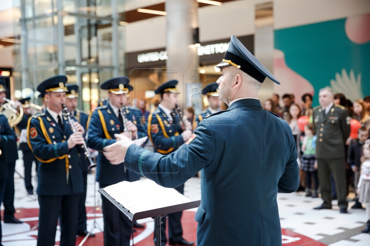 Flashmob într-un centru comercial. Orchestra Prezidențială a felicitat femeile cu ocazia zilei de 8 martie