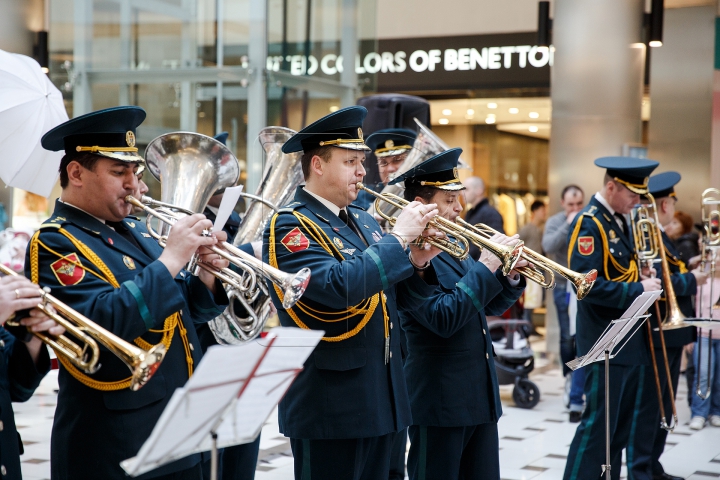 Flashmob într-un centru comercial. Orchestra Prezidențială a felicitat femeile cu ocazia zilei de 8 martie