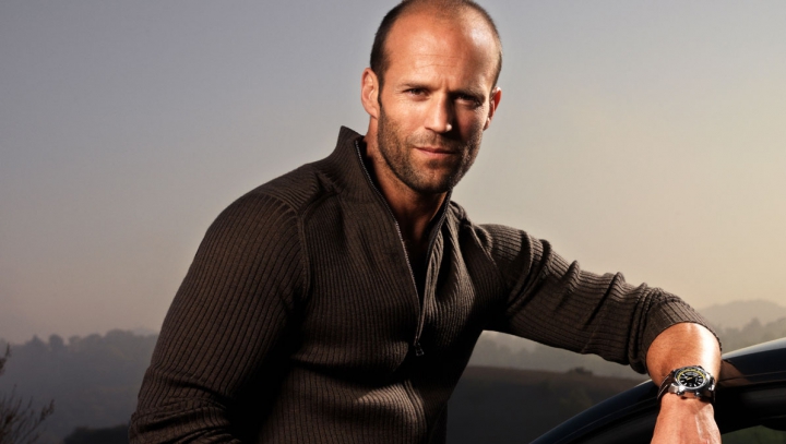 Brutalul Jason Statham a îmbrăcat haine de femeie şi a ieşit în public. MOTIVUL este INCREDIBIL (VIDEO)