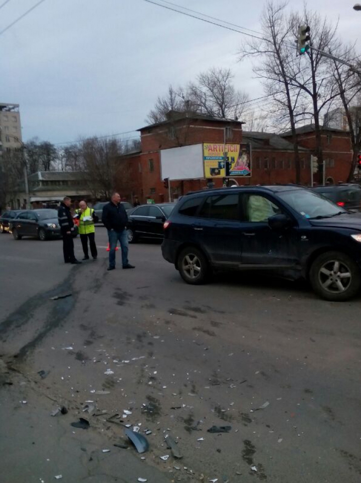 ACCIDENT rutier grav în Capitală. Troleibuzele nu pot circula (FOTO)