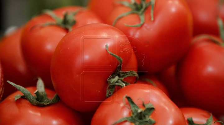 EXPERIMENT: Tomatele "cresc" mai bine pe Marte decât pe Lună