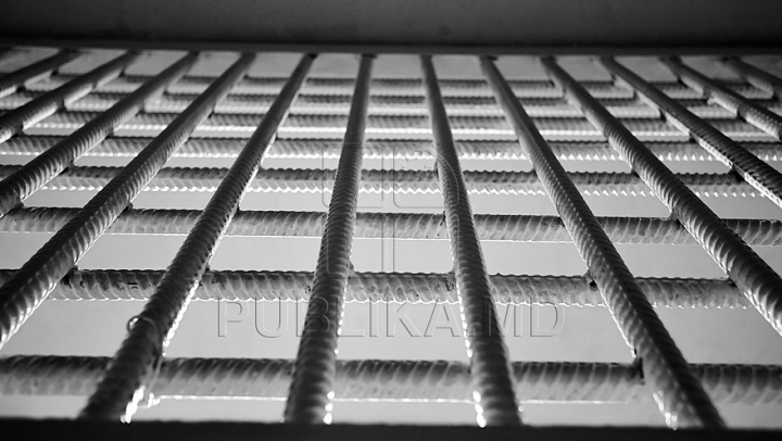 O lună de AREST pentru că îşi băteau joc de un bărbat cu handicap. Ce îl impuneau să facă