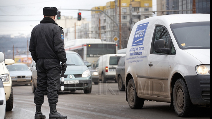 Avertizări, procese verbale și puncte de penalizare. Mai mulţi şoferi, opriţi în trafic (VIDEO)