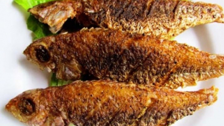 Bine de știut! Ce să faci când îți rămâne un os de pește în gât