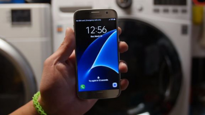 UIMITOR! Rezistența la apă a smartphone-ului Galaxy S7 a fost testată într-o mașină de spălat (VIDEO)