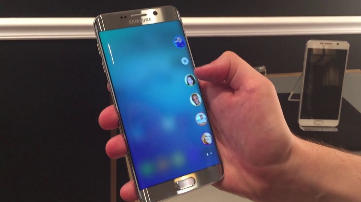 INCREDIBIL! Cum arată un Samsung Galaxy S7 Edge strivit de o presă hidraulică (VIDEO)