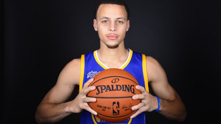 Stephen Curry  se distrează în vacanţă, însă tot cu mingea de baschet