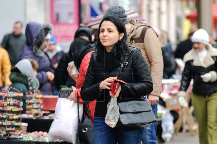 Mare forfotă în Capitală. Comercianiţi au împânzit Chişinăul cu mărţişoare inedite (FOTOREPORT)