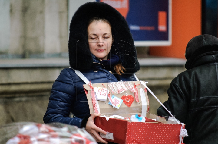 Mare forfotă în Capitală. Comercianiţi au împânzit Chişinăul cu mărţişoare inedite (FOTOREPORT)