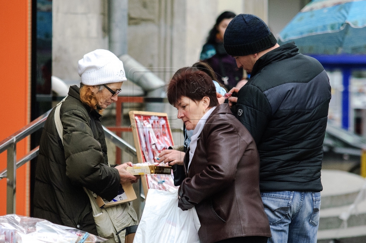 Mare forfotă în Capitală. Comercianiţi au împânzit Chişinăul cu mărţişoare inedite (FOTOREPORT)