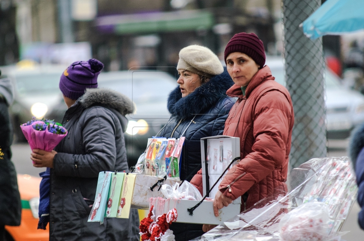 Mare forfotă în Capitală. Comercianiţi au împânzit Chişinăul cu mărţişoare inedite (FOTOREPORT)