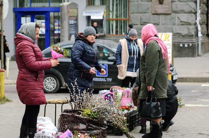 Mare forfotă în Capitală. Comercianiţi au împânzit Chişinăul cu mărţişoare inedite (FOTOREPORT)