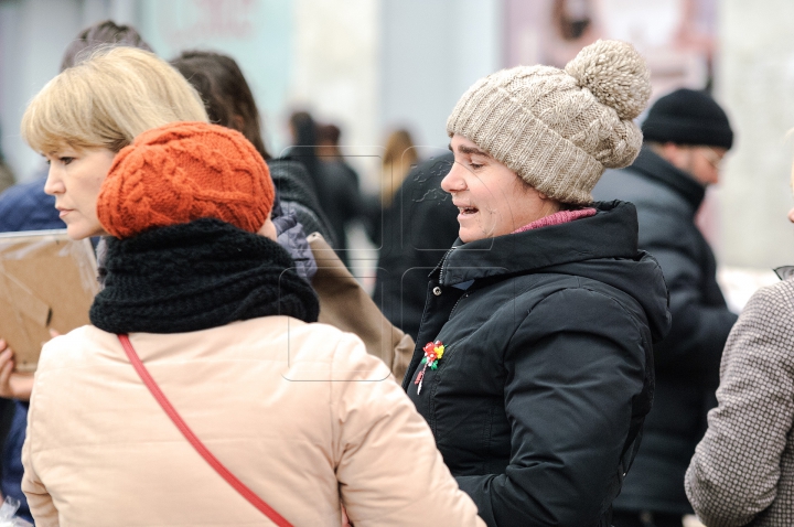 Mare forfotă în Capitală. Comercianiţi au împânzit Chişinăul cu mărţişoare inedite (FOTOREPORT)