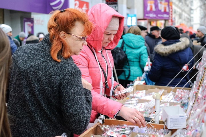 Mare forfotă în Capitală. Comercianiţi au împânzit Chişinăul cu mărţişoare inedite (FOTOREPORT)