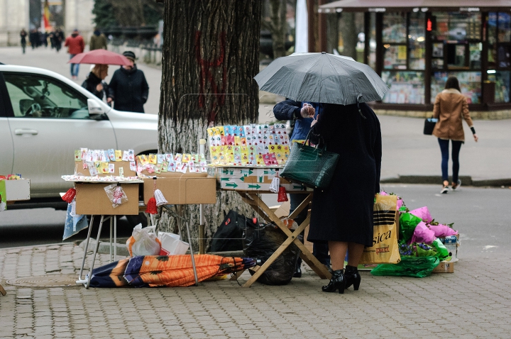 Mare forfotă în Capitală. Comercianiţi au împânzit Chişinăul cu mărţişoare inedite (FOTOREPORT)