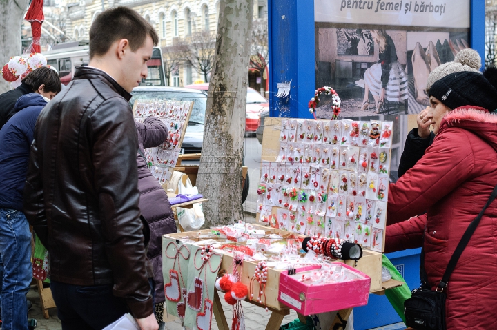 Mare forfotă în Capitală. Comercianiţi au împânzit Chişinăul cu mărţişoare inedite (FOTOREPORT)