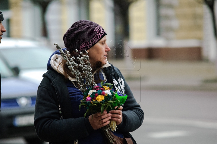 Mare forfotă în Capitală. Comercianiţi au împânzit Chişinăul cu mărţişoare inedite (FOTOREPORT)