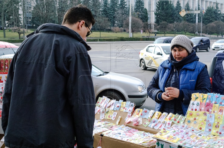 Mare forfotă în Capitală. Comercianiţi au împânzit Chişinăul cu mărţişoare inedite (FOTOREPORT)