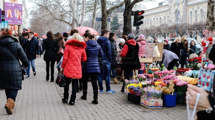 Mare forfotă în Capitală. Comercianiţi au împânzit Chişinăul cu mărţişoare inedite (FOTOREPORT)