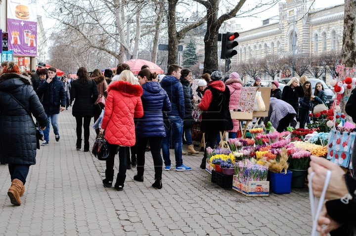 Mare forfotă în Capitală. Comercianiţi au împânzit Chişinăul cu mărţişoare inedite (FOTOREPORT)