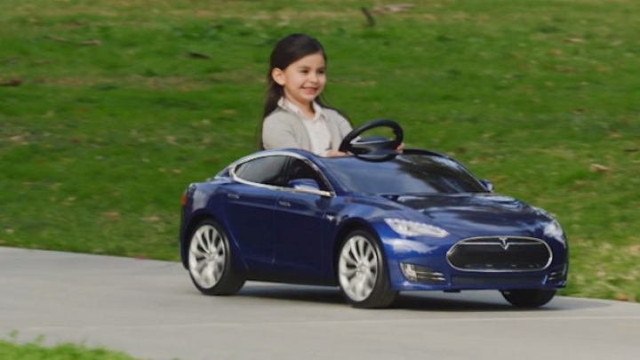 Şi copiii pot conduce un electromobil Tesla. Când va ajunge pe rafturi