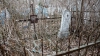 DEZASTRUL din cimitirul "Sfântul Lazăr". Mormane de GUNOI stau aruncate în locuri neautorizate