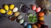 Util! Cum să vopseşti ouăle de Paşte cu produse pe care le găsești la tine în bucătărie (VIDEO)