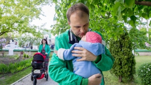 "Fericirea există". Nina Ștanski și Evgheni Șevciuk, la plimbare cu fiica lor, Sofia (FOTO)