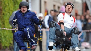 Concurs NEOBIŞNUIT în Taiwan. Sute de oameni s-au luat la întrecere, fiind așezaţi pe scaune de birou