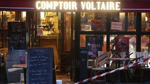 IMAGINI ŞOCANTE cu atentatele de la Paris! Momentul în care unul dintre jihadişti se ARUNCĂ ÎN AER