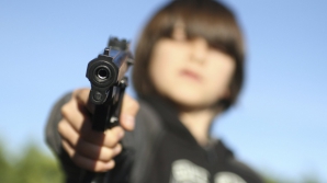 Tragedie în statul Wisconsin! Un copil de doar doi ani şi-a împuşcat mortal mama