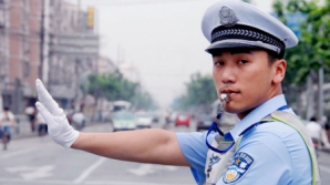 ÎN ULTIMUL MOMENT: Acțiunea promptă a unui polițist chinez a prevenit producerea unei tragedii (VIDEO)