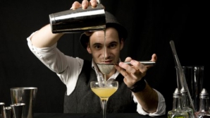 Campionat! Cei mai iscusiţi barmani din ţară s-au întrecut în prepararea cocktailurilor 