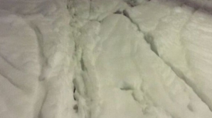 Locuitorii, UIMIŢI de acest FENOMEN BIZAR! Un strat gros de spumă a acoperit străzile unui oraș (FOTO)