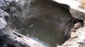 Ca la moldoveni! Un CRATER URIAŞ din sectorul Buiucani pune ÎN PERICOL viaţa oamenilor