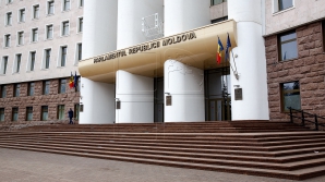 Târg de Paște, organizat în incinta Parlamentului. Cu ce cumpărături s-au lăudat deputații