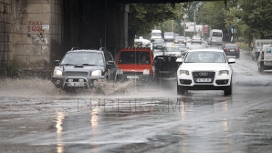 POTOP în Capitală! O conductă de apă caldă s-a spart în centrul oraşului