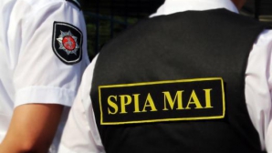 Pofte prea MARI! Un poliţist şi doi complici, REŢINUŢI pentru luare de mită şi trafic de influenţă