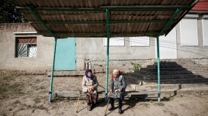Bătrânețe, haine grele. Cum își trăiesc moldovenii ultimii ani de viață