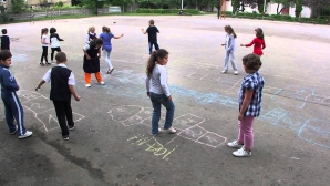 Jocurile care au distrat şi educat generaţii întregi, prezente în viaţa copiilor de la sate