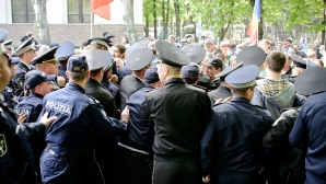 Vor petrece Paștele în familie. Polițiștii răniți în timpul protestelor de duminică au fost externați 