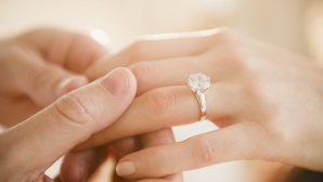 Un bărbat a mers să-şi ceară iubita în căsătorie cu un buchet de flori şi un topor