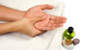 E uimitor cum poți trata durerile apăsând câteva puncte din palmă