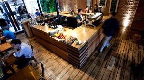 Cea mai originală cafenea din lume! Animăluţul cu care vei putea lua cina (VIDEO)