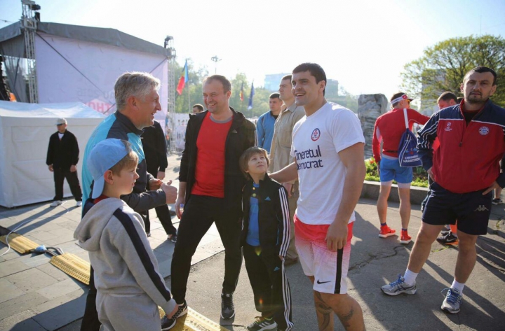 Maratonul Internaţional: La competiţie a participat şi Andrian Candu cu fiul (GALERIE FOTO)