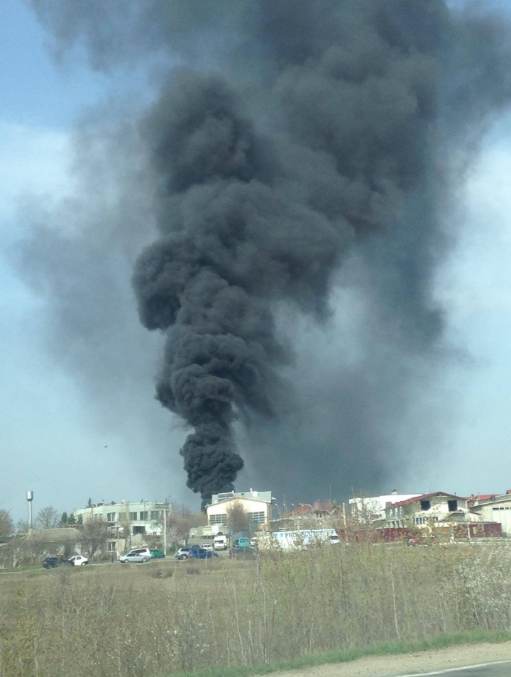 INCENDIU în apropiere de Capitală! O coloană de fum negru şi dens se vede din depărtare (FOTO/VIDEO)